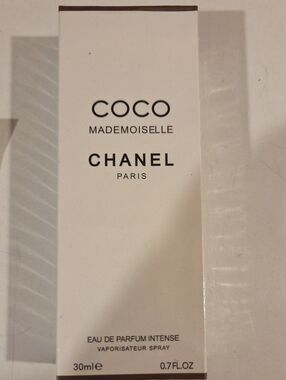 CHANEL Coco Mademoiselle White and Black Box Front